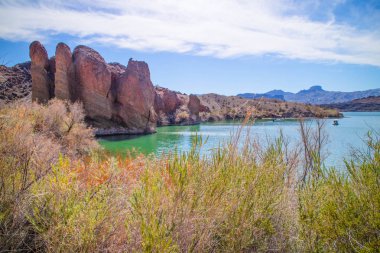 Dengeli Rock Koyu manzarasına bakan