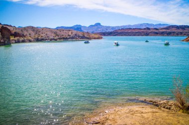 Dengeli Rock Koyu manzarasına bakan