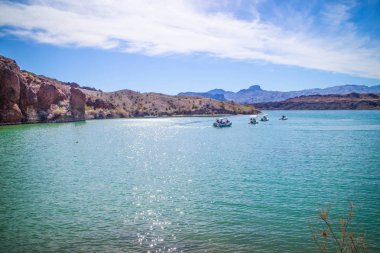 Dengeli Rock Koyu manzarasına bakan