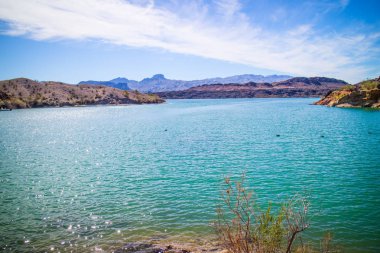 Dengeli Rock Koyu manzarasına bakan