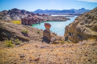 Dengeli Rock Koyu manzarasına bakan