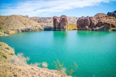 Dengeli Rock Koyu manzarasına bakan