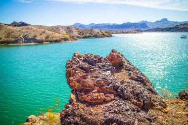 Dengeli Rock Koyu manzarasına bakan