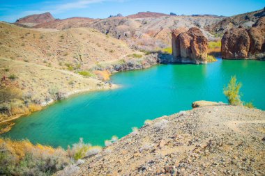 Dengeli Rock Koyu manzarasına bakan