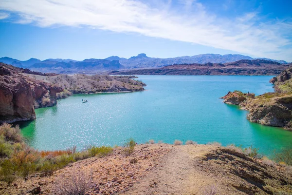 Dengeli Rock Koyu manzarasına bakan