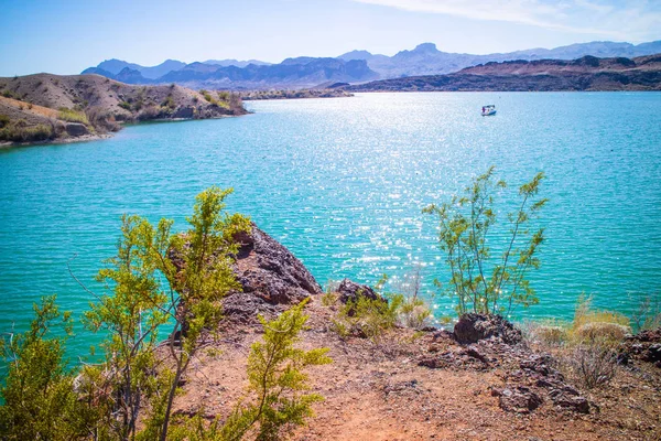 Dengeli Rock Koyu manzarasına bakan