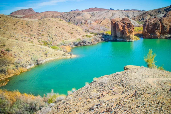 Dengeli Rock Koyu manzarasına bakan