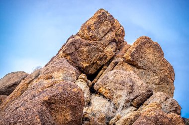Boulder kayaların içinde Joshua Tree National Park