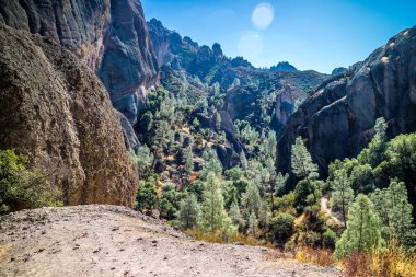 Doğal kaya oluşumu Pinnacles Milli Parkı'nda