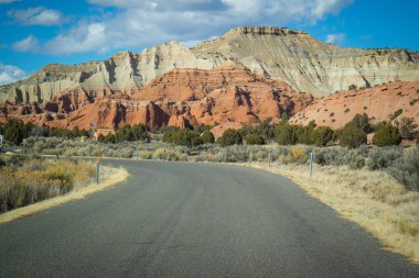 Utah 'taki Kodachrome Havzası Parkı' nın aşağısında.