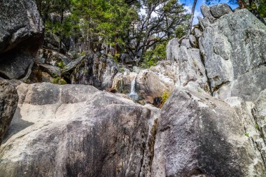 Yosemite Milli Parkı, Kaliforniya'da küçük bir şelale