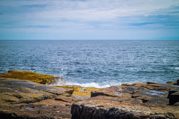 Twardą Wypukłą Walenie Surfowania Wzburzonym Morzu Schoodic Peninsula — Zdjęcie stockowe