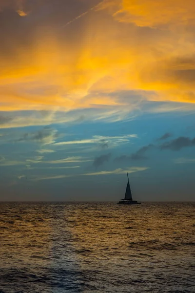 Cenário vibrante dramático do pôr do sol em Key West, Flórida — Fotografia de Stock