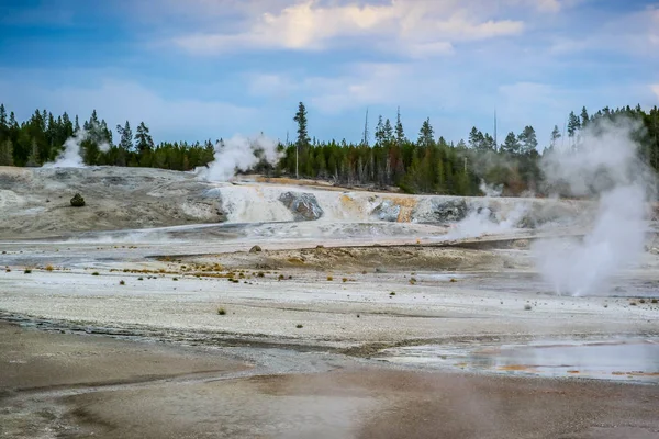 El área de Mammoth Hot Springs en el Parque Nacional de Yellowstone, Wyoming — Foto de Stock