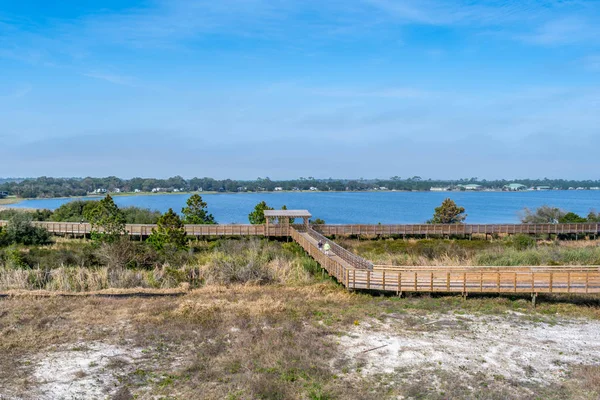 Bardzo długie promenady, w otoczeniu krzewów w Gulf Shores, Alabama — Zdjęcie stockowe