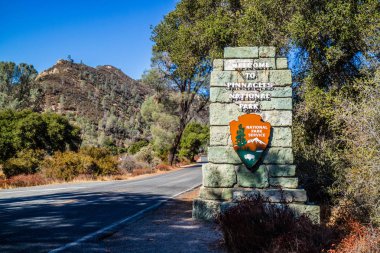 Pinnacles Ulusal Parkı, Kaliforniya 'ya giden bir giriş yolu