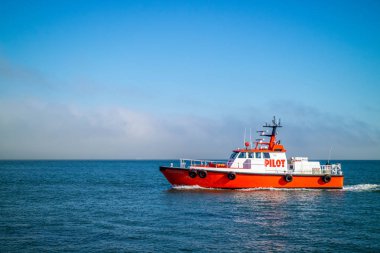 Alcatraz Adası 'ndaki bölgeyi koruyan bir pilot tekne