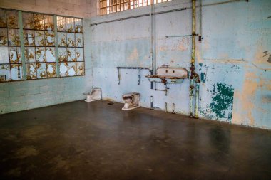 Alcatraz Adası 'ndaki mahkum için bir tuvalet alanı