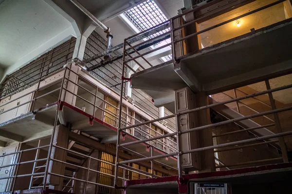 Alcatraz Adası 'ndaki hapishane hücrelerini koru