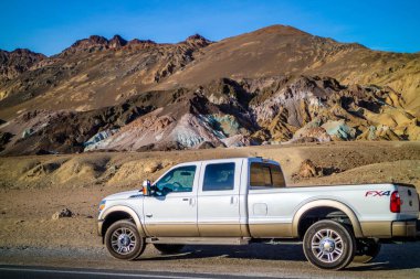 Ölüm Vadisi Milli Parkı 'nda ünlü Off-Road Ford araç