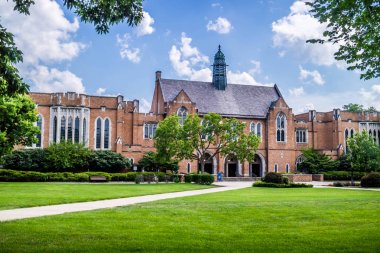 Notre Dame içinde bir yürüyüş alırken kampüs muhteşem bir görünüm