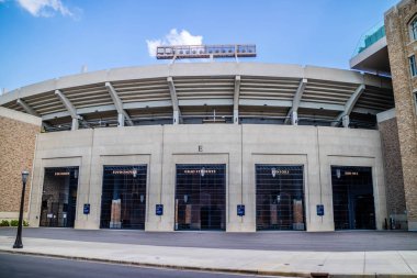Notre Dame içinde bir yürüyüş alırken kampüs muhteşem bir görünüm