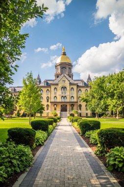 Notre Dame içinde bir yürüyüş alırken kampüs muhteşem bir görünüm