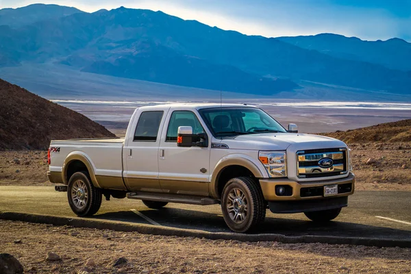 Ölüm Vadisi Milli Parkı 'nda ünlü Off-Road Ford araç