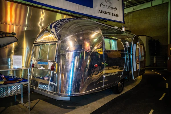 Un tráiler de viaje de Ford vintage en Elkhart, Indiana —  Fotos de Stock