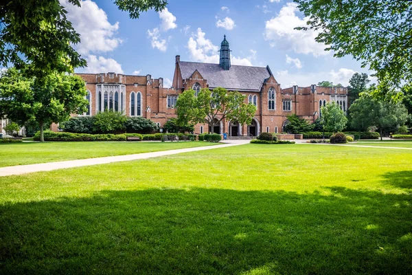 Uma vista deslumbrante do campus enquanto dá um passeio dentro de Notre Dame — Fotografia de Stock