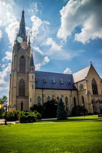 Uma vista deslumbrante do campus enquanto dá um passeio dentro de Notre Dame — Fotografia de Stock