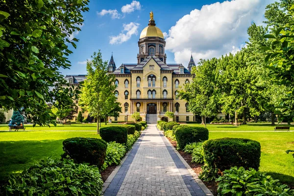 Notre Dame içinde bir yürüyüş alırken kampüs muhteşem bir görünüm