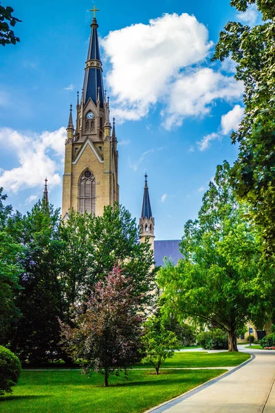 Uma vista deslumbrante do campus enquanto dá um passeio dentro de Notre Dame — Fotografia de Stock