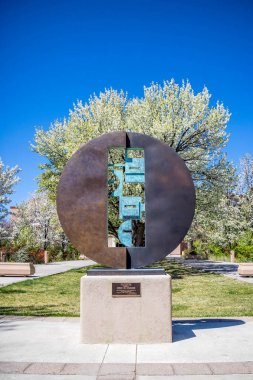 Santa Fe, New Mexico'da bir Dan Namingha heykeli
