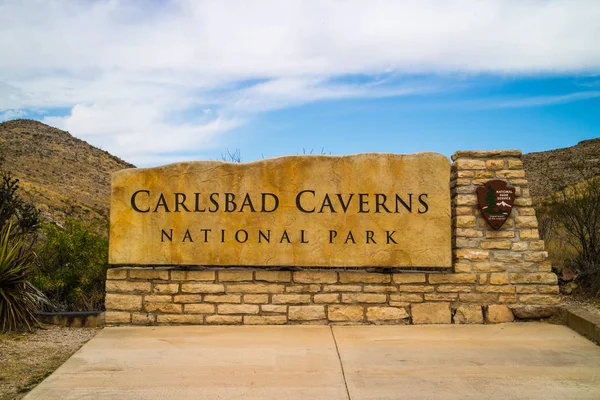 An entrance road going to Carlsbad Cavern National Park — Stock Photo, Image