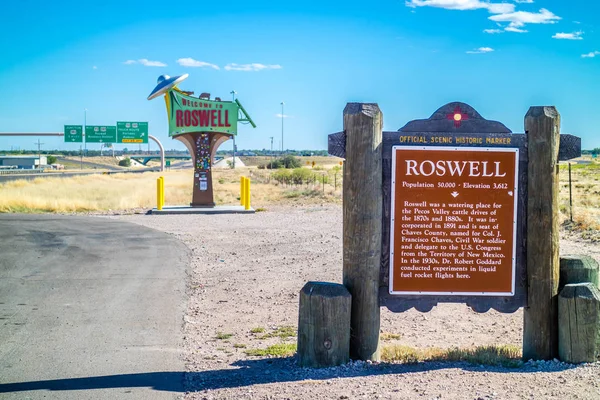 Roswell, New Mexico'ya giden bir giriş yolu