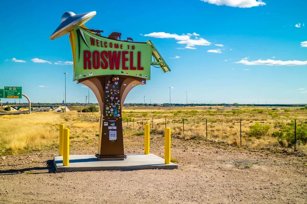 Roswell, New Mexico'ya giden bir giriş yolu