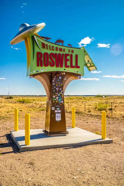 Une route d'entrée menant à Roswell, Nouveau-Mexique — Photo