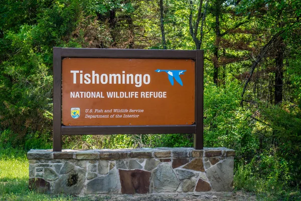 En entré väg till Tishomingo Wildlife Refuge, Oklahoma — Stockfoto