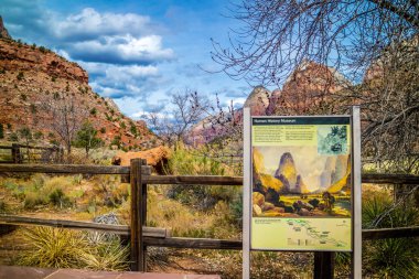 Zion Ulusal Parkı, Utah iz için bir açıklama panosu
