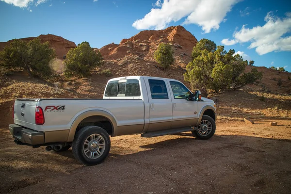 Το διάσημο όχημα εκτός δρόμου Ford στο κρατικό πάρκο λεκάνης του Κοντάμρομ — Φωτογραφία Αρχείου