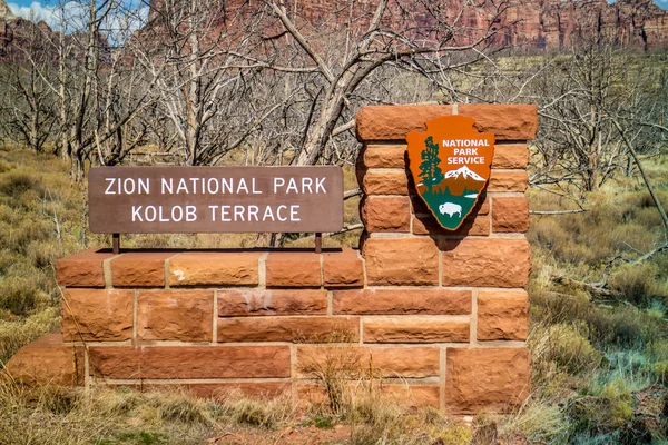 Una strada d'ingresso che porta al Parco Nazionale di Zion, Utah — Foto Stock