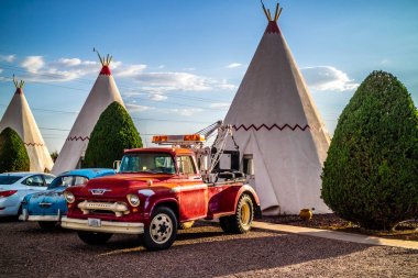 Holbrook, Arizona'da şehir manzaralı bir turist çadırı