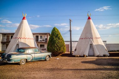Holbrook, Arizona'da şehir manzaralı bir turist çadırı
