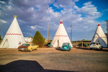 Holbrook, Arizona'da şehir manzaralı bir turist çadırı
