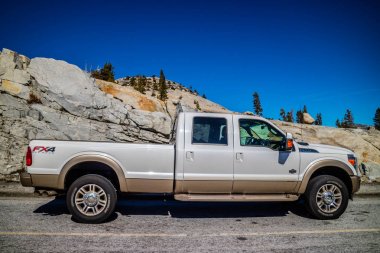 Yosemite Ulusal Parkı ünlü off-road Ford araç, Tioga Road