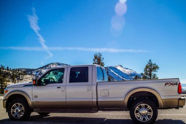 Yosemite Ulusal Parkı ünlü off-road Ford araç, Tioga Road