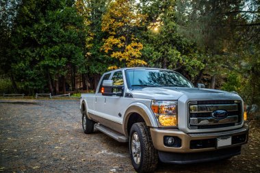 Yosemite Ulusal Parkı ünlü off-road Ford araç, Tioga Road