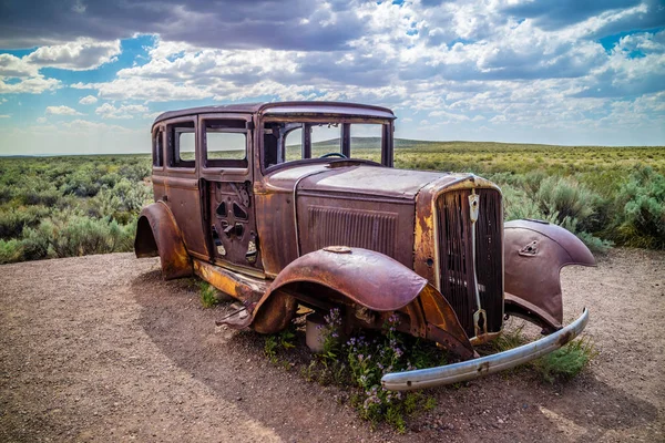 Stary opuszczony samochód w parku narodowym Petrified Forest — Zdjęcie stockowe