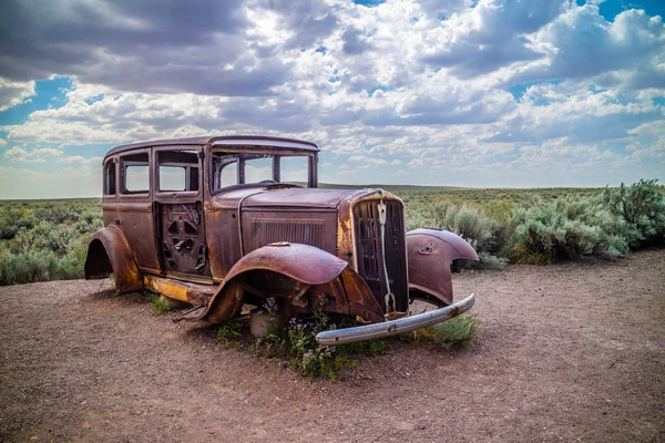 Stary opuszczony samochód w parku narodowym Petrified Forest — Zdjęcie stockowe